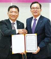 김복환 SR 대표(오른쪽)와 김근수 강남세브란스병원장이 6일 서울 강남 수서동 SR 본사에서 수서역 내 의료서비스 제공을 위한 업무협약을 체결한 뒤 기념사진을 찍고 있다.    SR 제공